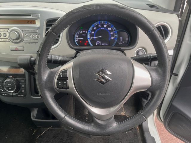 �C���e���A�ɍ��킹���f�U�C���̃X�e�A�����O�́A�^�]�������̂��Ƃ��l���A�^�]���₷���`��A�傫���ł��B�����x�A���ۂɐG���Ă��m���߂��������B