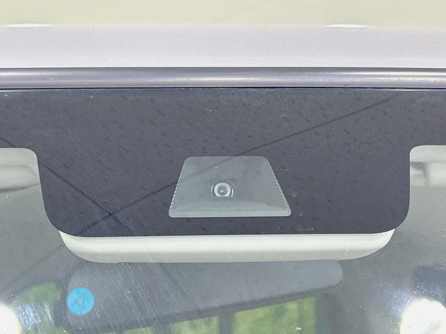 【ホンダセンシング】走行中に前方の車両等を認識し、衝突しそうな時は警報とブレーキで衝突回避と被害軽減をアシスト。より安全にドライブをお楽しみいただけます。