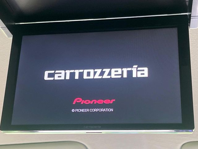 【フリップダウンモニター】大画面モニターで後席でもエンタメをお楽しみいただけます。小さなお子様にも大人気の装備です♪