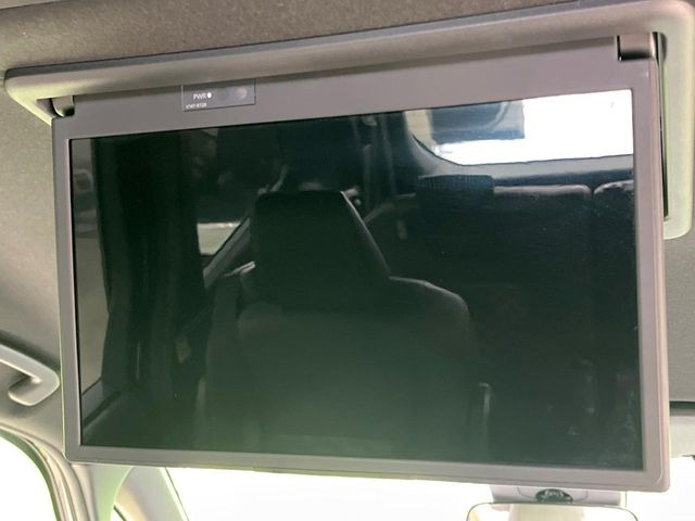 【フリップダウンモニター】大画面モニターで後席でもエンタメをお楽しみいただけます。小さなお子様にも大人気の装備です♪