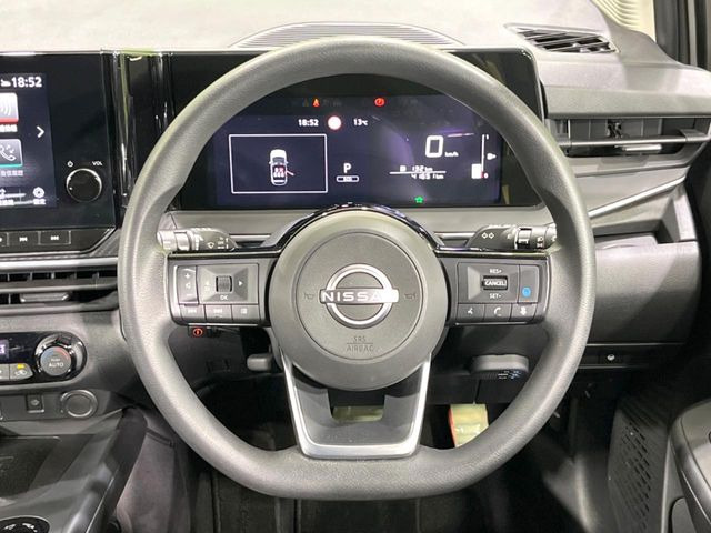 �C���e���A�ɍ��킹���f�U�C���̃X�e�A�����O�́A�^�]�������̂��Ƃ��l���A�^�]���₷���`��A�傫���ł��B�����x�A���ۂɐG���Ă��m���߂��������B