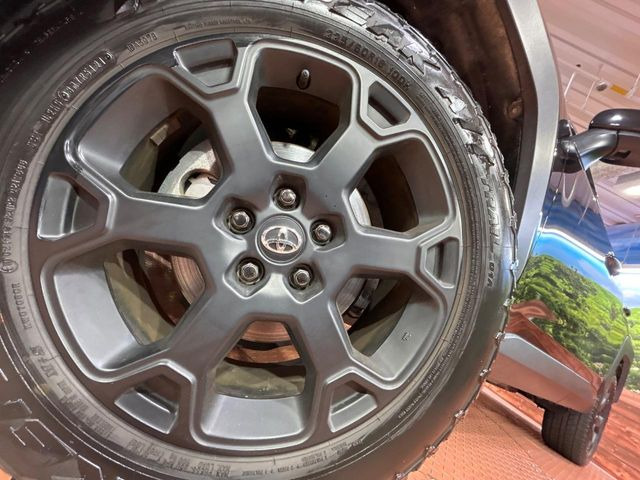 �y����18�C���`�A���~�z�C�[���z�O�ςɃ}�b�`���������A���~�z�C�[���𑕒����Ă���܂��B�e��ЊO�A���~�z�C�[����A�X�^�b�h���X�^�C�����戵�����Ă���܂��B���񂲑��k����������