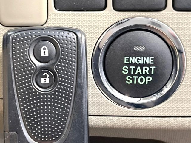 �y�L�[�t���[�V�X�e���z�J�o����|�P�b�g�ɓ��ꂽ�܂܂ł��h�A�̎{���E�������\�ȃX�}�[�g�L�[�𑕔��B�G���W���̃I���E�I�t�����J�M�����o���K�v����������Ƃ��Ă��֗��ł���