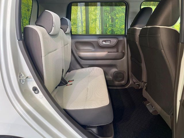 後部座席も気になるようなキズ・汚れやへたり等、大きなダメージはなく、良好な状態です。