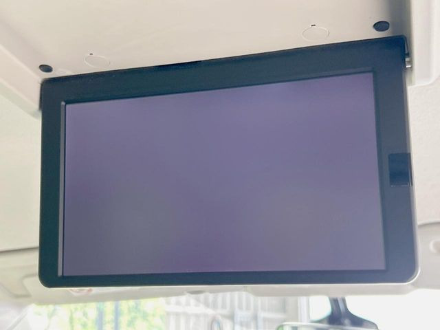【フリップダウンモニター】大画面モニターで後席でもエンタメをお楽しみいただけます。小さなお子様にも大人気の装備です♪