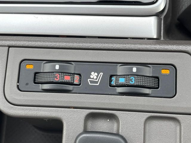 【シートベンチレーション】夏場は涼しい風でお尻や背中の熱やムレを防ぎ、冬はエアコンよりも早く温まってポカポカに!季節を問わず快適に過ごせます。