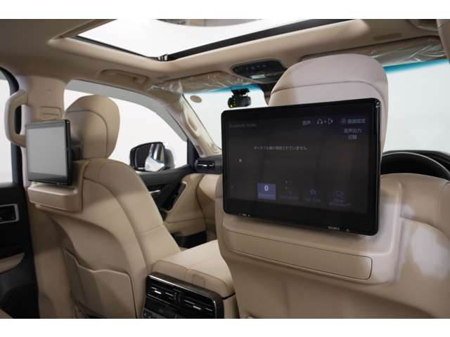 後席モニターも完備。