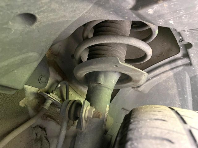 ��D�]�𒸂��Ă���܂��{�f�B�̒e�X�v���b�V���R�[�g���D�]��t���B�ʏ�̃K���X�R�[�g�ƈقȂ�A�ϋv�N��6�N�̖��@���K���X�R�[�e�B���O���A�{�f�B���L���C�ȏ�Ԃɕۂ��Ă���܂��B