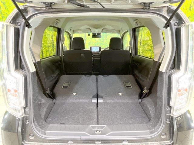 ���i�̂���������ʋ΁A���}���ɏ\���ȉ׎��X�y�[�X���m�ۂ��Ă���܂��B�Z�J���h�V�[�g��|���ƁA�傫�ȉו��̐ύڂ��\�ł���