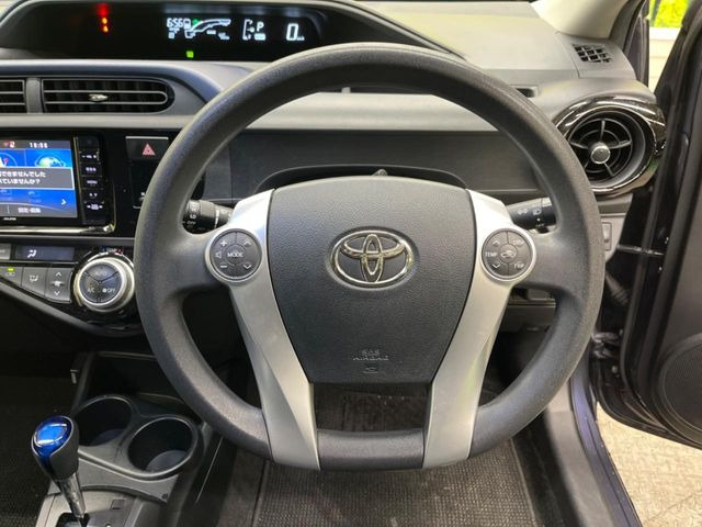 �C���e���A�ɍ��킹���f�U�C���̃X�e�A�����O�́A�^�]�������̂��Ƃ��l���A�^�]���₷���`��A�傫���ł��B�����x�A���ۂɐG���Ă��m���߂��������B