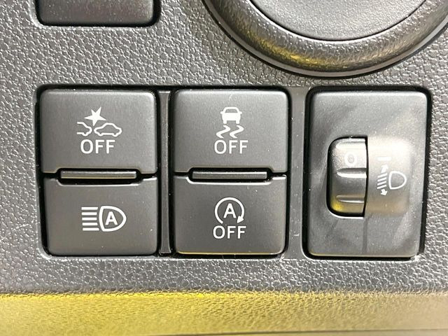 【スマートアシスト】走行中に前方の車両等を認識し、衝突しそうな時は警報とブレーキで衝突回避と被害軽減をアシスト。より安全にドライブをお楽しみいただけます。