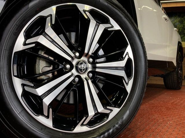 【純正19インチアルミホイール】外観にマッチした純正アルミホイールを装着しております。各種社外アルミホイールや、スタッドレスタイヤも取扱いしております。是非ご相談ください♪