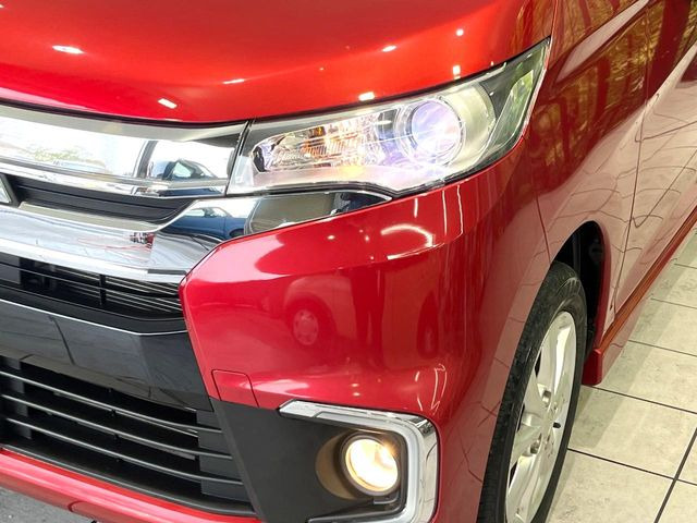 【HIDヘッドライト】非常に明るく前方を照らしてくれるので、悪天候や夜間の走行時も視界良好で安心してお乗りいただけます。