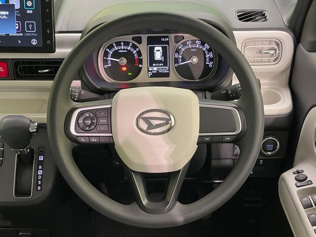 �C���e���A�ɍ��킹���f�U�C���̃X�e�A�����O�́A�^�]�������̂��Ƃ��l���A�^�]���₷���`��A�傫���ł��B�����x�A���ۂɐG���Ă��m���߂��������B