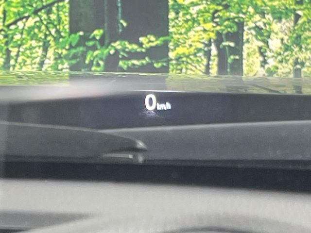 【ヘッドアップディスプレイ】現在の速度や走行情報をデジタル表示で運転席前方のガラスに投影!運転中、目線をずらさず必要な情報を確認できるのでとっても便利で安心!