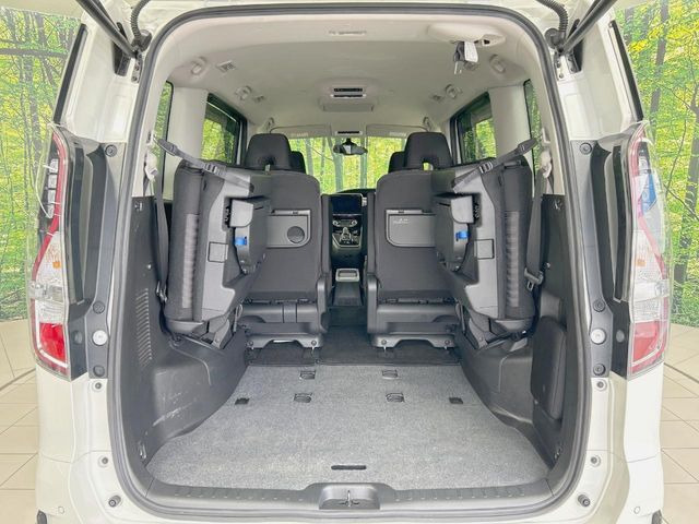 普段のお買い物や通勤、送迎等に十分な荷室スペースを確保しております。セカンドシートを倒すと、大きな荷物の積載も可能です♪