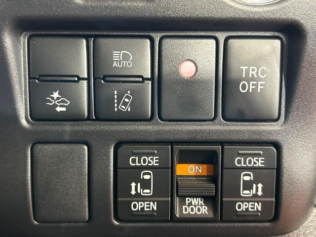 【両側パワースライドドア】スマートキーや運転席のスイッチで後席両側スライドドアの開閉が可能♪電動だから力を入れてドアを開ける必要が無く、小さなお子様でも簡単に開け閉めでき快適です♪