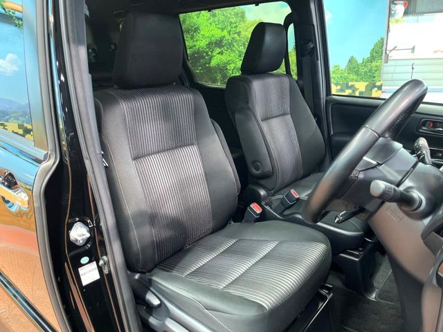 運転席シート廻りは使用感も少なく、良好な状態となっています。前オーナー様が丁寧に使っていたことがよくわかりますね。