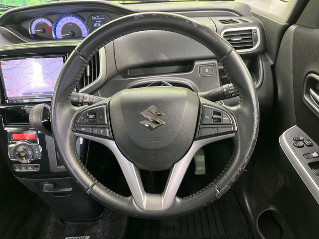 �C���e���A�ɍ��킹���f�U�C���̃X�e�A�����O�́A�^�]�������̂��Ƃ��l���A�^�]���₷���`��A�傫���ł��B�����x�A���ۂɐG���Ă��m���߂��������B