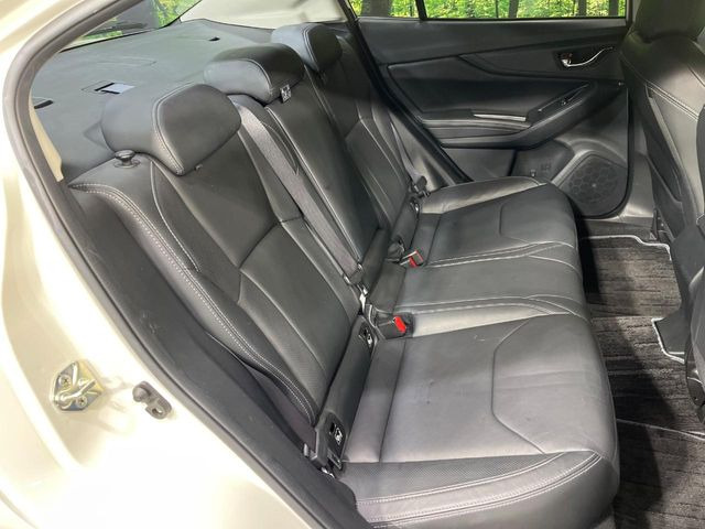 後部座席も気になるようなキズ・汚れやへたり等、大きなダメージはなく、良好な状態です。