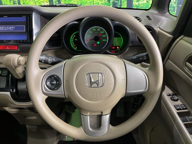 �C���e���A�ɍ��킹���f�U�C���̃X�e�A�����O�́A�^�]�������̂��Ƃ��l���A�^�]���₷���`��A�傫���ł��B�����x�A���ۂɐG���Ă��m���߂��������B