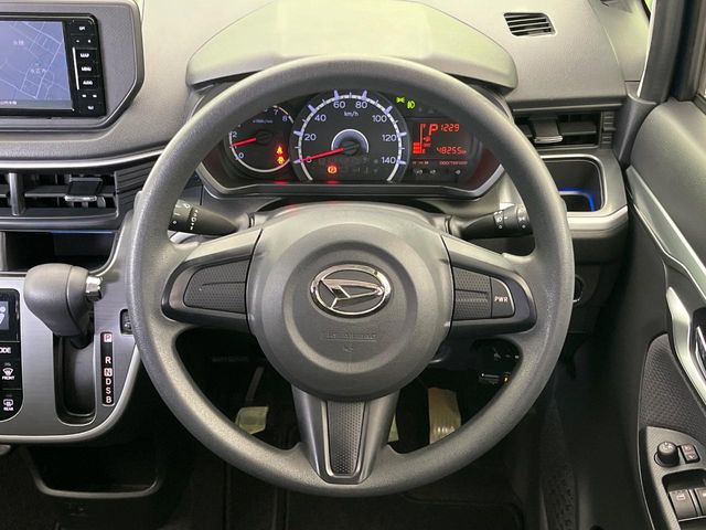 �C���e���A�ɍ��킹���f�U�C���̃X�e�A�����O�́A�^�]�������̂��Ƃ��l���A�^�]���₷���`��A�傫���ł��B�����x�A���ۂɐG���Ă��m���߂��������B