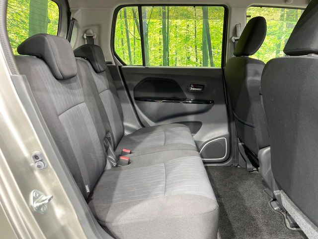 後部座席も気になるようなキズ・汚れやへたり等、大きなダメージはなく、良好な状態です。