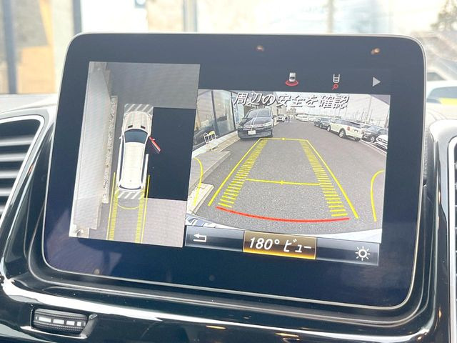 ●パノラミックビューモニター:専用のカメラにより、上から見下ろしたような視点で360度クルマの周囲を確認することができます☆死角部分も確認しやすく、狭い場所での切り返しや駐車もスムーズに行えます。