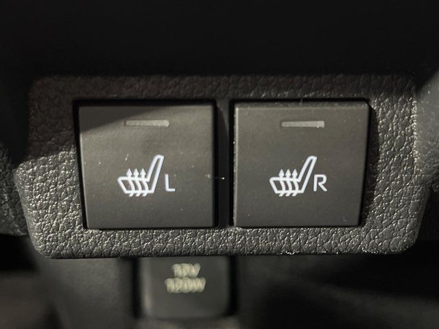 【シートヒーター】寒い日に重宝するシートヒーター!エアコンより早く温まってくれるので寒がりの人も安心ですね♪エアコンの温風は乾燥するから苦手、という方にもをおすすめです。