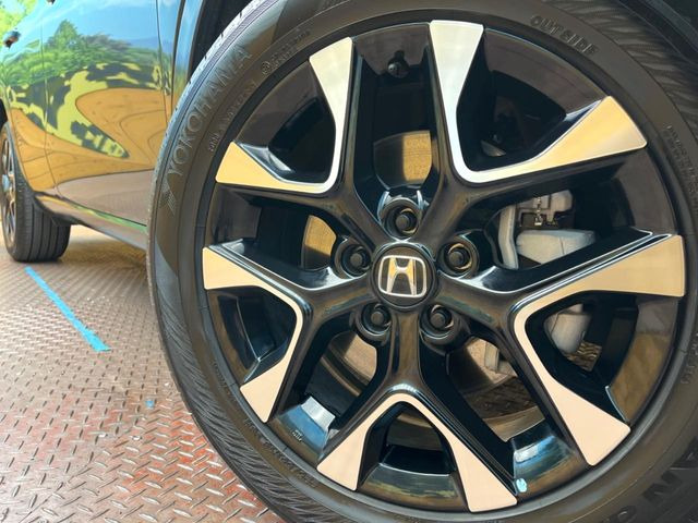 �y����18�C���`�A���~�z�C�[���z�O�ςɃ}�b�`���������A���~�z�C�[���𑕒����Ă���܂��B�e��ЊO�A���~�z�C�[����A�X�^�b�h���X�^�C�����戵�����Ă���܂��B���񂲑��k����������