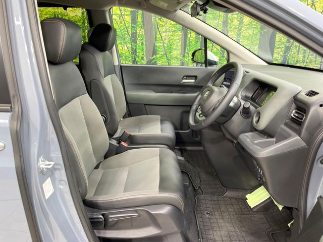 運転席まわりには十分なスペースがあり、大柄な方でもゆったり運転していただける環境です。