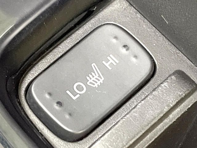 【シートヒーター】寒い日に重宝するシートヒーター!エアコンより早く温まってくれるので寒がりの人も安心ですね♪エアコンの温風は乾燥するから苦手、という方にもをおすすめです。