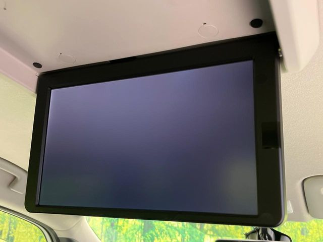 【フリップダウンモニター】大画面モニターで後席でもエンタメをお楽しみいただけます。小さなお子様にも大人気の装備です♪