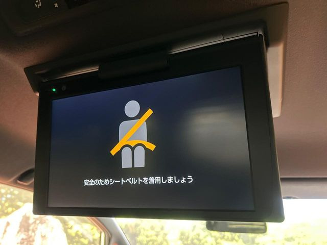 【フリップダウンモニター】大画面モニターで後席でもエンタメをお楽しみいただけます。小さなお子様にも大人気の装備です♪
