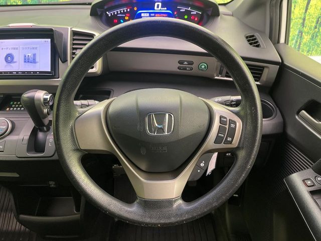 �C���e���A�ɍ��킹���f�U�C���̃X�e�A�����O�́A�^�]�������̂��Ƃ��l���A�^�]���₷���`��A�傫���ł��B�����x�A���ۂɐG���Ă��m���߂��������B