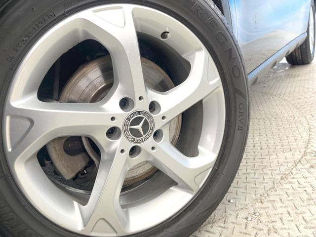 ●純正18インチアルミホイール:輸入車ならではの卓越した走りを支えるホイールと足回りです!日本車の走りに慣れている方にもぜひ体感して頂きたいほど、高いレベルでまとまっています!