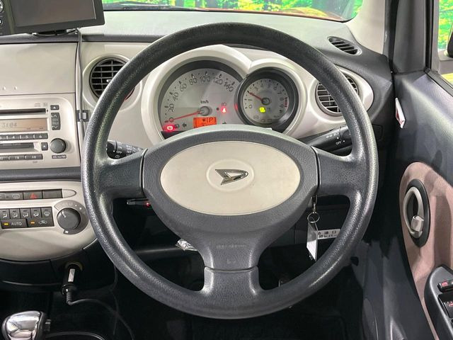 �C���e���A�ɍ��킹���f�U�C���̃X�e�A�����O�́A�^�]�������̂��Ƃ��l���A�^�]���₷���`��A�傫���ł��B�����x�A���ۂɐG���Ă��m���߂��������B