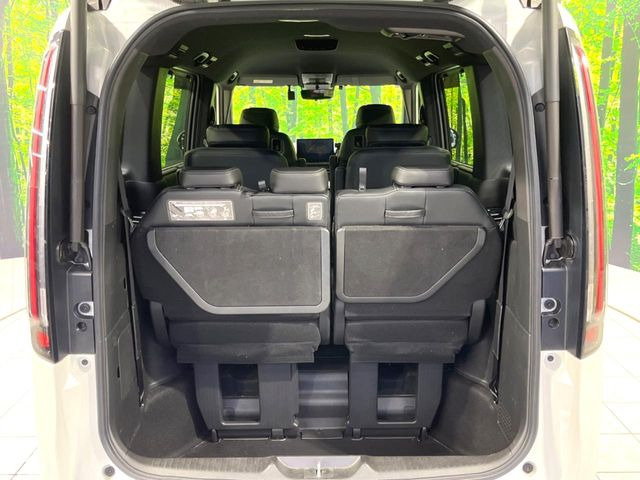 ���i�̂���������ʋ΁A���}���ɏ\���ȉ׎��X�y�[�X���m�ۂ��Ă���܂��B�Z�J���h�V�[�g��|���ƁA�傫�ȉו��̐ύڂ��\�ł���