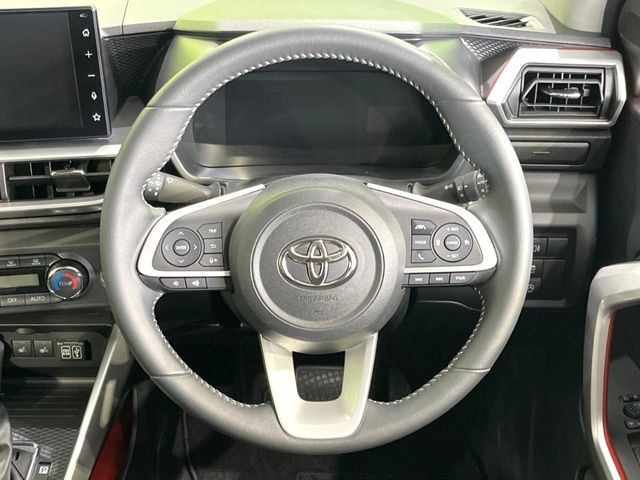 �C���e���A�ɍ��킹���f�U�C���̃X�e�A�����O�́A�^�]�������̂��Ƃ��l���A�^�]���₷���`��A�傫���ł��B�����x�A���ۂɐG���Ă��m���߂��������B