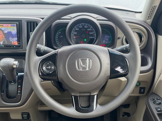 �C���e���A�ɍ��킹���f�U�C���̃X�e�A�����O�́A�^�]�������̂��Ƃ��l���A�^�]���₷���`��A�傫���ł��B�����x�A���ۂɐG���Ă��m���߂��������B