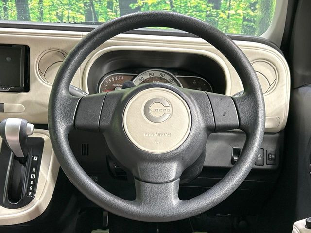 �C���e���A�ɍ��킹���f�U�C���̃X�e�A�����O�́A�^�]�������̂��Ƃ��l���A�^�]���₷���`��A�傫���ł��B�����x�A���ۂɐG���Ă��m���߂��������B