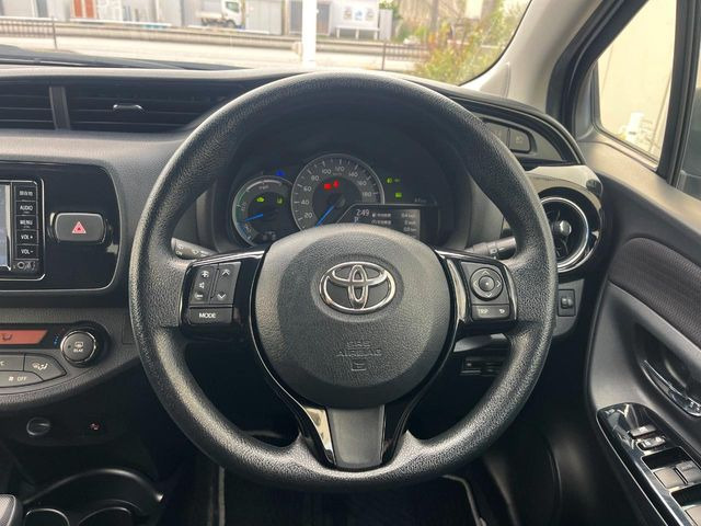 �C���e���A�ɍ��킹���f�U�C���̃X�e�A�����O�́A�^�]�������̂��Ƃ��l���A�^�]���₷���`��A�傫���ł��B�����x�A���ۂɐG���Ă��m���߂��������B