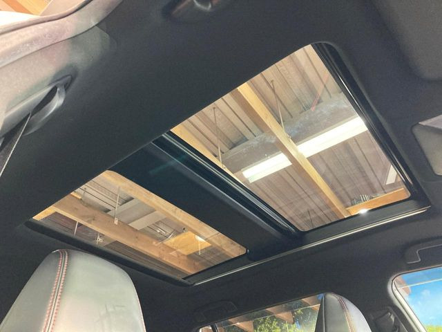 【大型サンルーフ】車内の解放感が一気に上がる大型のパノラマルーフ!季節を問わず開放的で快適なドライブをお楽しみいただけます。流通量も少なく希少価値の高い人気の装備です♪