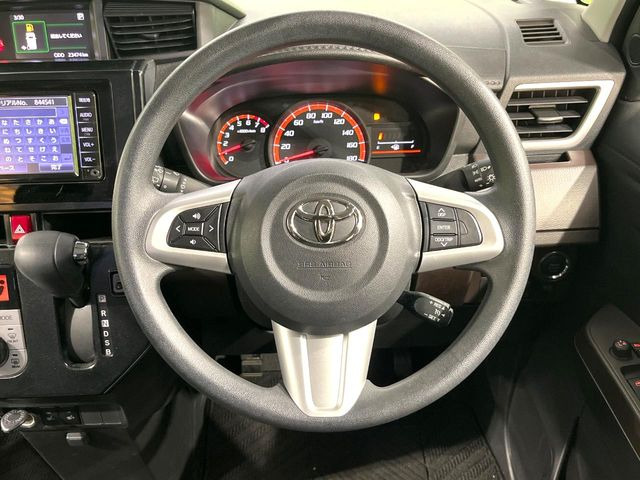 �C���e���A�ɍ��킹���f�U�C���̃X�e�A�����O�́A�^�]�������̂��Ƃ��l���A�^�]���₷���`��A�傫���ł��B�����x�A���ۂɐG���Ă��m���߂��������B