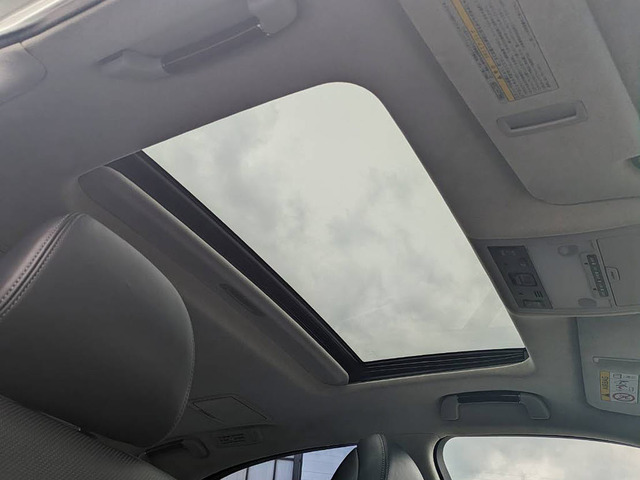 ★人気装備のサンルーフ!様々なドライブシーンで活躍してくれます!!開放感ある車内空間は気持ちがいいですよ!