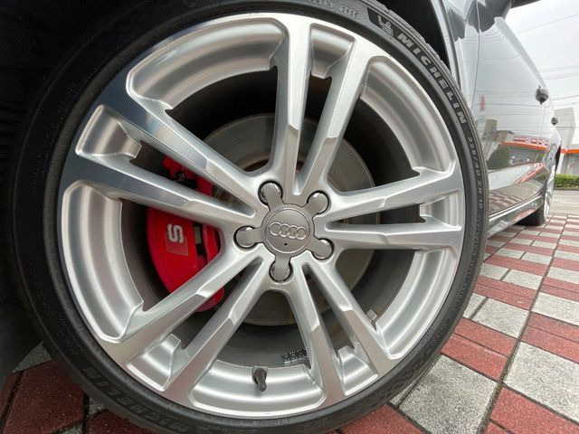 ●純正18インチアルミホイール:輸入車ならではの卓越した走りを支えるホイールと足回りです!日本車の走りに慣れている方にもぜひ体感して頂きたいほど、高いレベルでまとまっています!