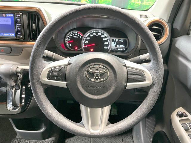 �C���e���A�ɍ��킹���f�U�C���̃X�e�A�����O�́A�^�]�������̂��Ƃ��l���A�^�]���₷���`��A�傫���ł��B�����x�A���ۂɐG���Ă��m���߂��������B