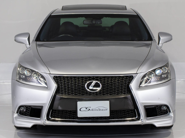 Fスポーツ専用グリル&バンパー!