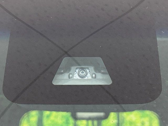 【スマートアシスト】走行中に前方の車両等を認識し、衝突しそうな時は警報とブレーキで衝突回避と被害軽減をアシスト。より安全にドライブをお楽しみいただけます。