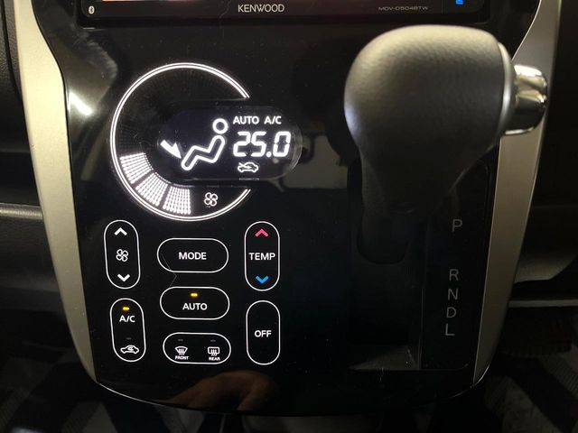 【オートエアコン】一度お好みの温度に設定すれば、車内の温度を検知し風量や温度を自動で調整。暑い&hellip;寒い&hellip;と何度もスイッチ操作をする必要はありません。快適な車内空間には必須の機能ですね♪